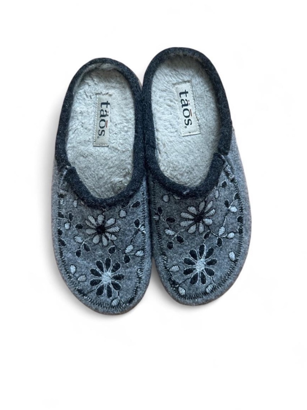 Taos Footwear Gray Felt Floral Slip-On Women's Slippers